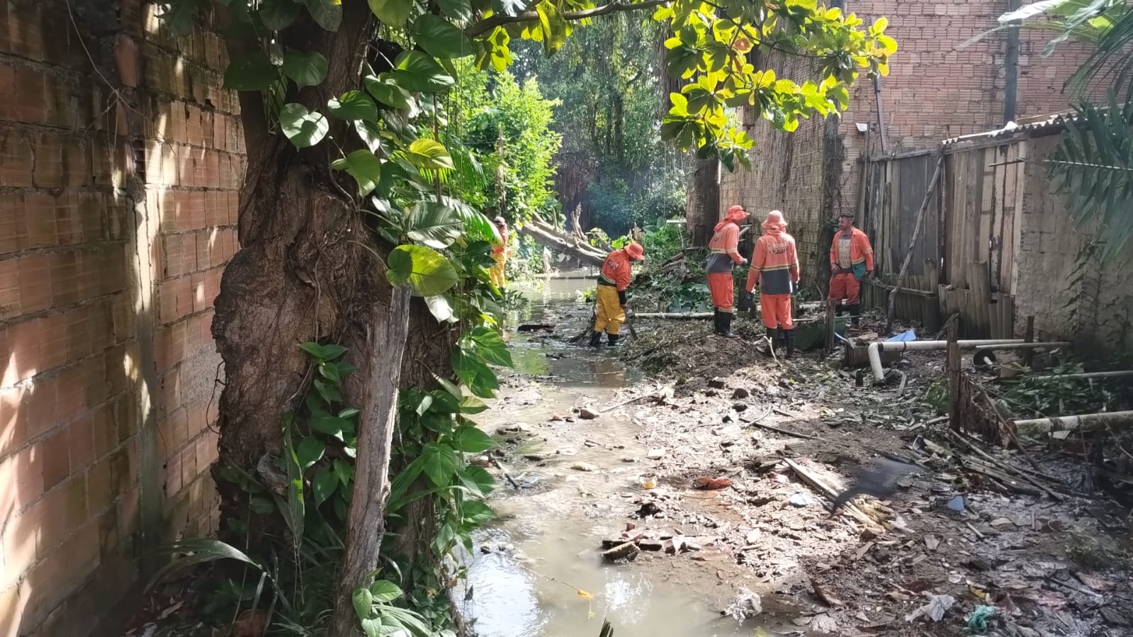 Beco Sao Sebastiao recebe servico de limpeza da Prefeitura de Manaus 2