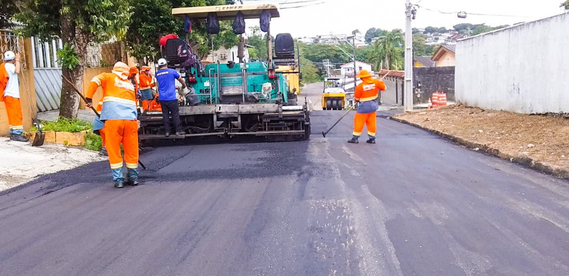 E28098Asfalta Manaus da prefeitura aplica 590 toneladas de asfalto em rua do Planalto