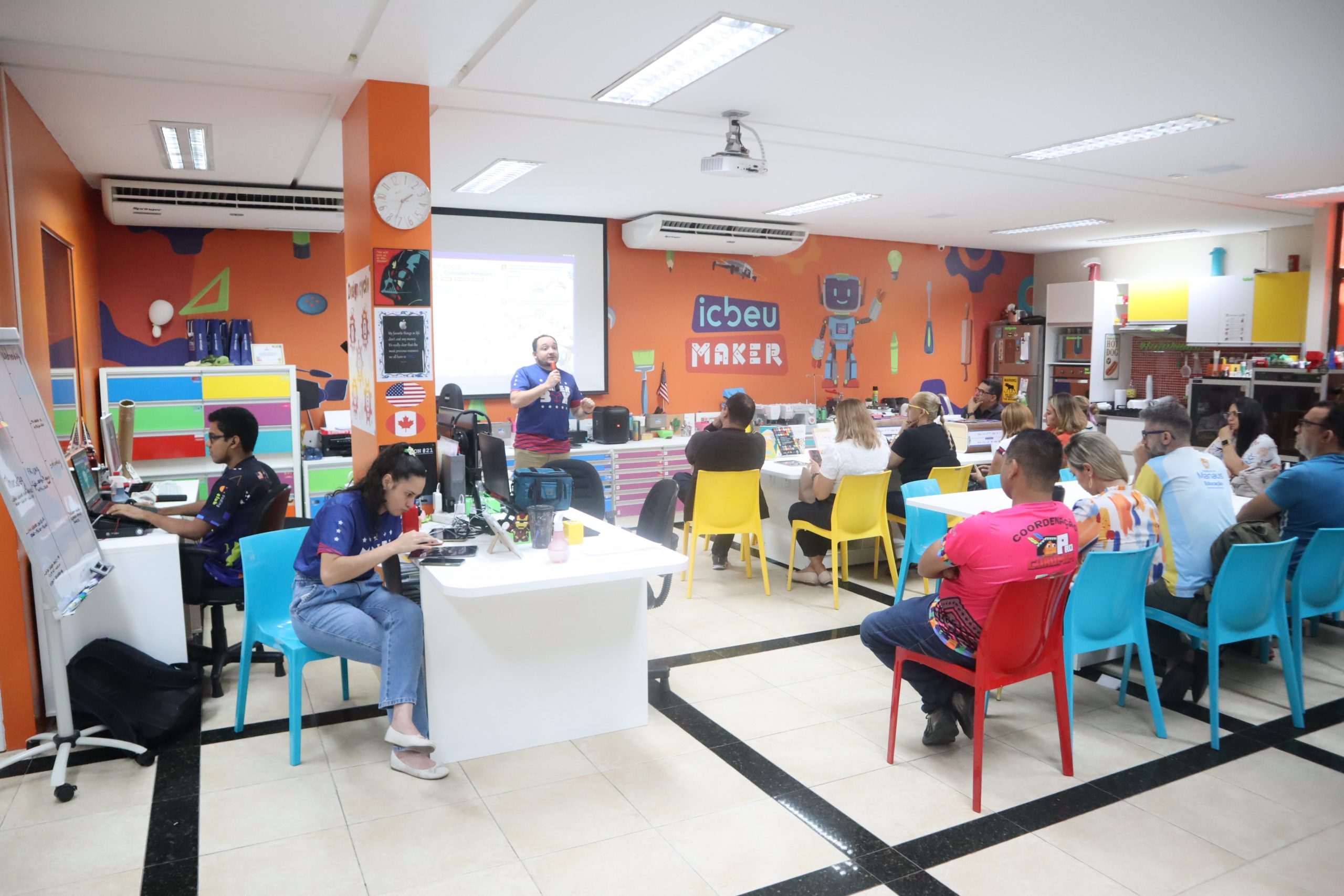 Educadores da Prefeitura de Manaus participam de formacao Maker no Icbeu 2 scaled 1