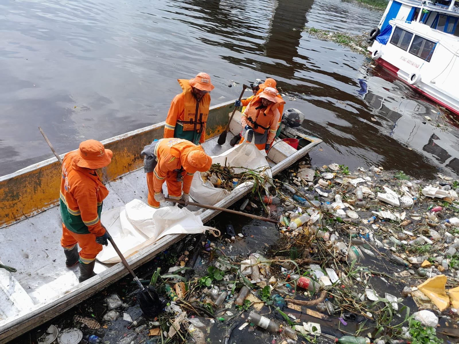 Orla da Manaus Moderna recebe servico de limpeza da Prefeitura de Manaus 4