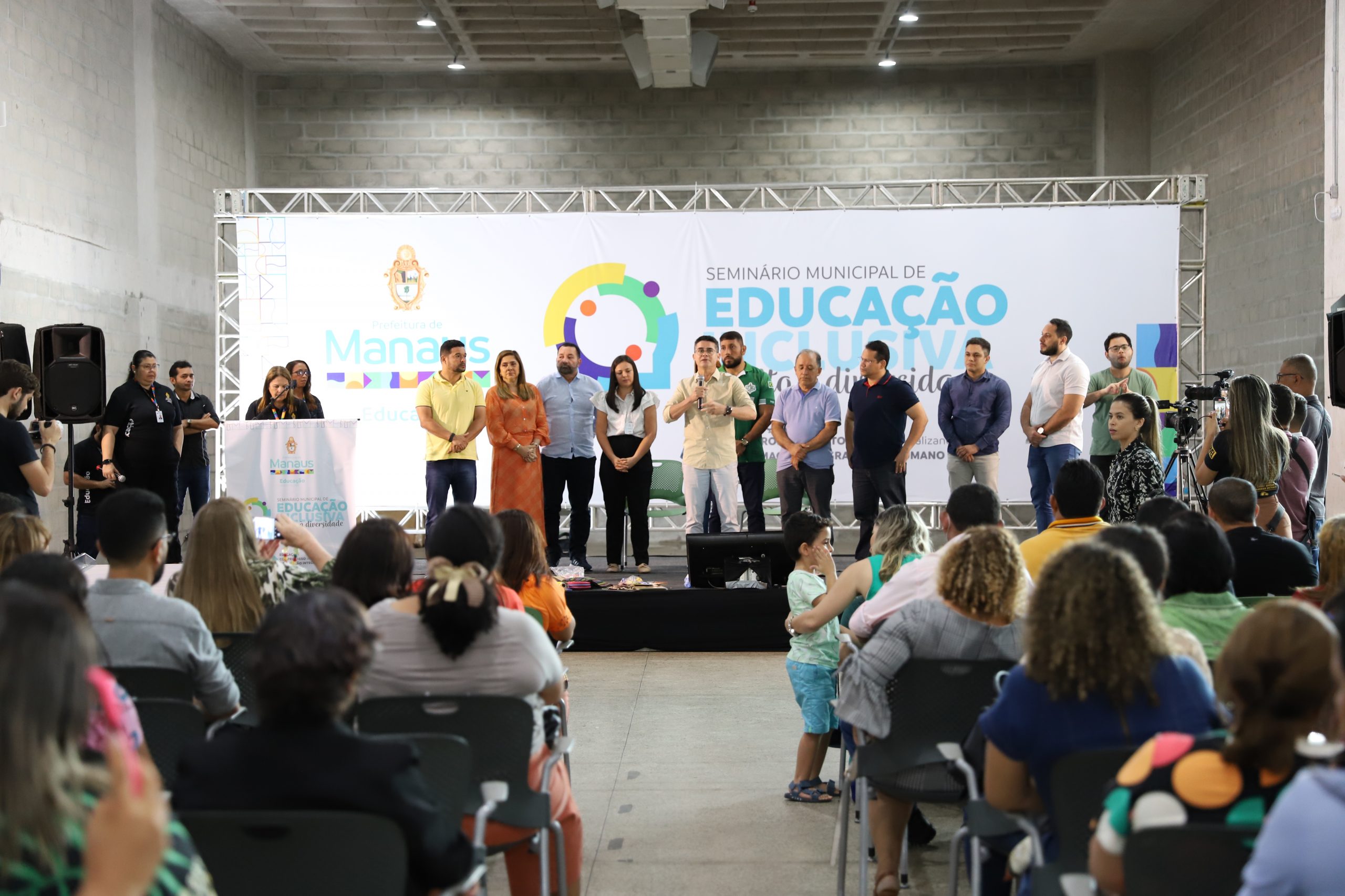 Prefeito de Manaus participa do encerramento do E28098Seminario de Educacao Inclusiva da Semed e destaca importancia do tema para elevar Educacao municipal 3 scaled 1