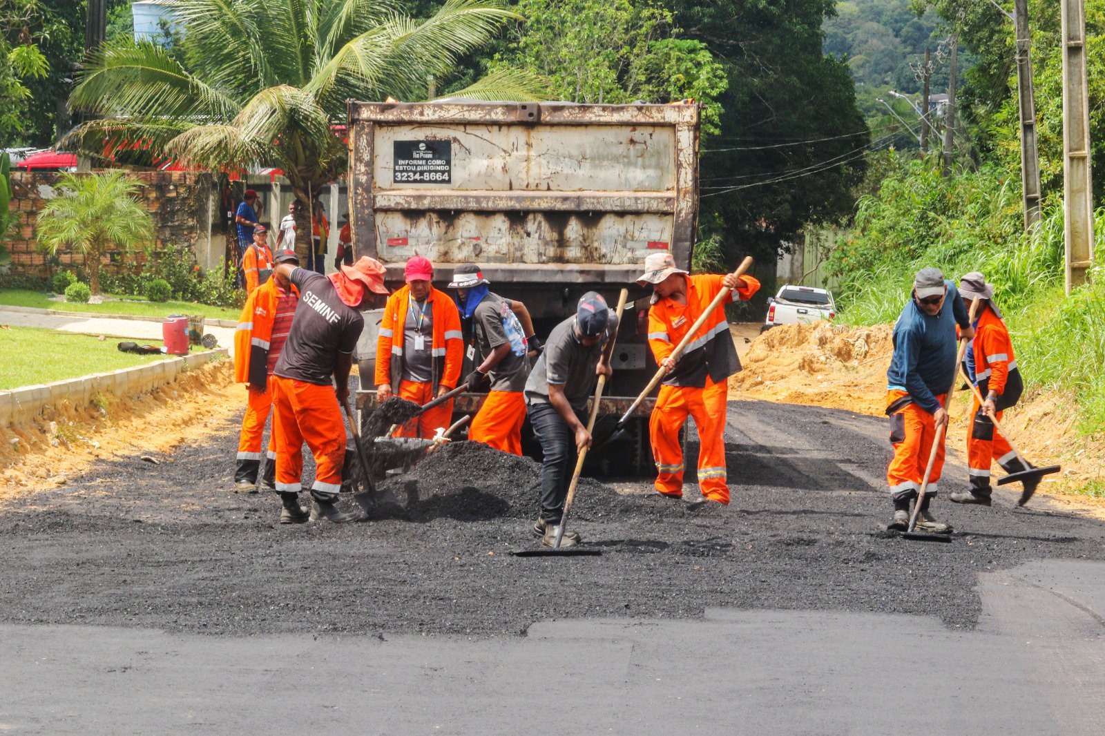 Prefeitura de Manaus avanca com obras de pavimentacao e ramal do Baiano recebe 270 toneladas de asfalto 1
