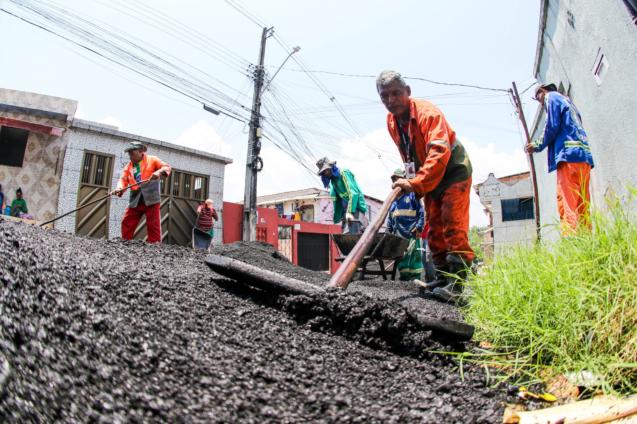 Prefeitura de Manaus contempla trecho principal no bairro Aleixo com os servicos de recuperacao asfaltica scaled 1
