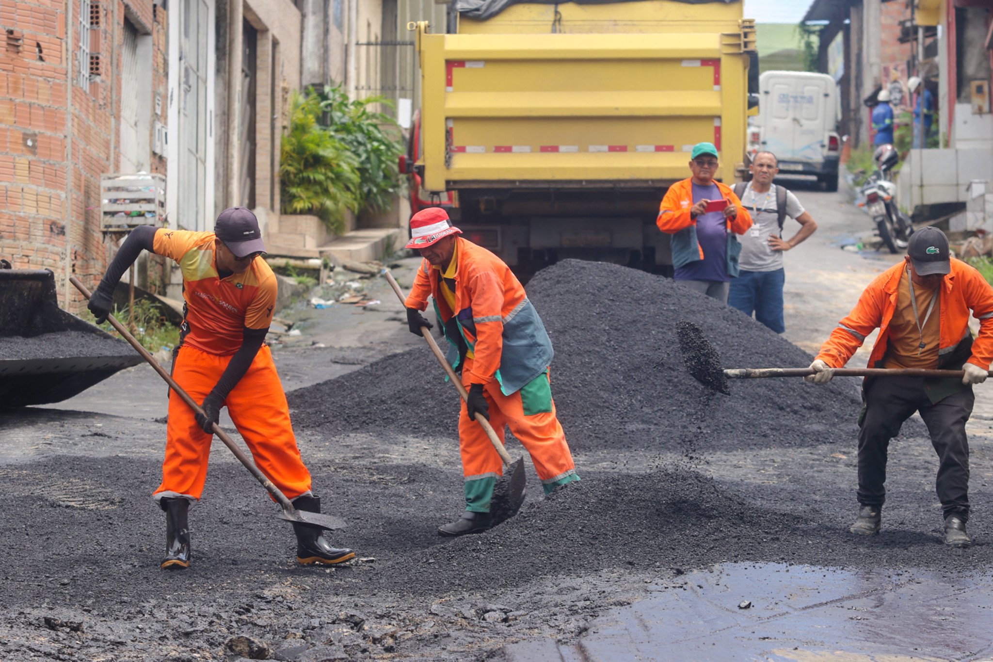 Prefeitura de Manaus retoma obras e avenida Cruzeiro comeca a ser asfaltada