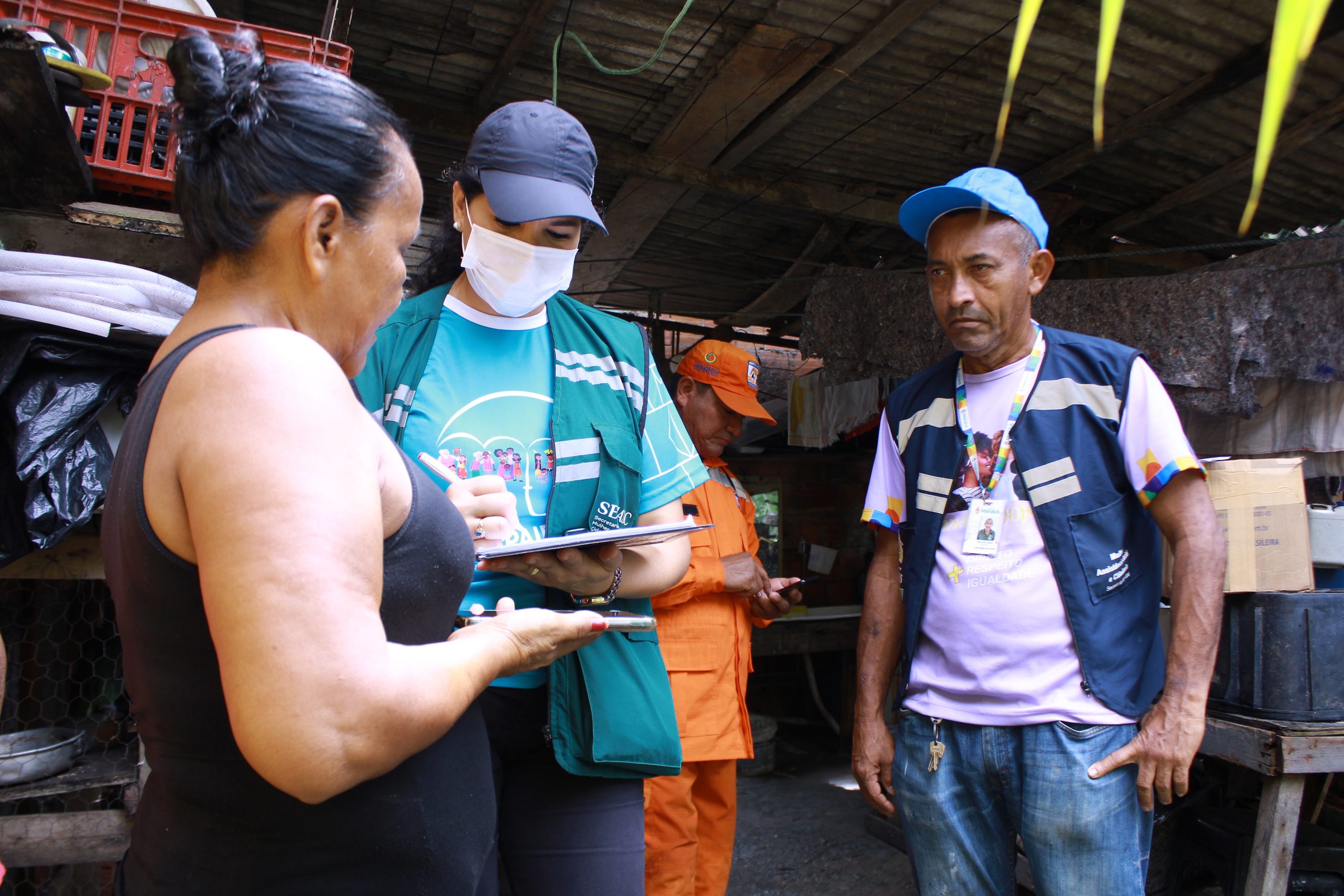 Prefeitura de Manaus segue atendendo as familias vitimas de deslizamento no Jorge Teixeira scaled 1