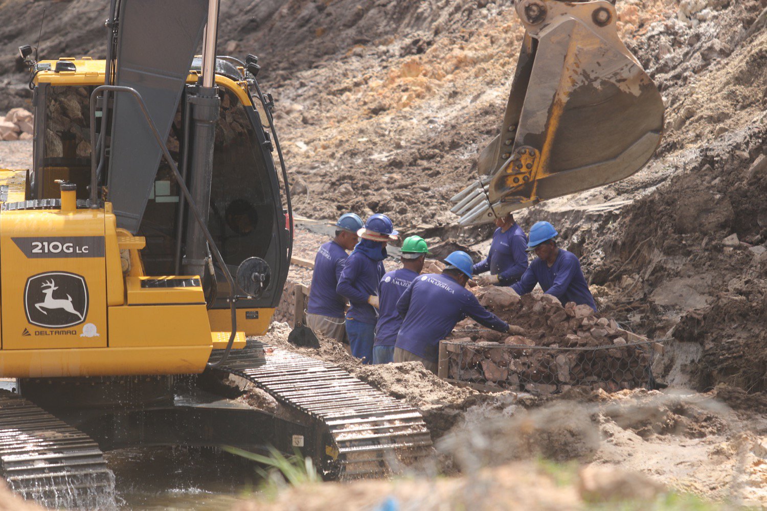Prefeitura estima 30 dias para conclusao da obra de contencao de trecho erodido na Torquato Tapajos