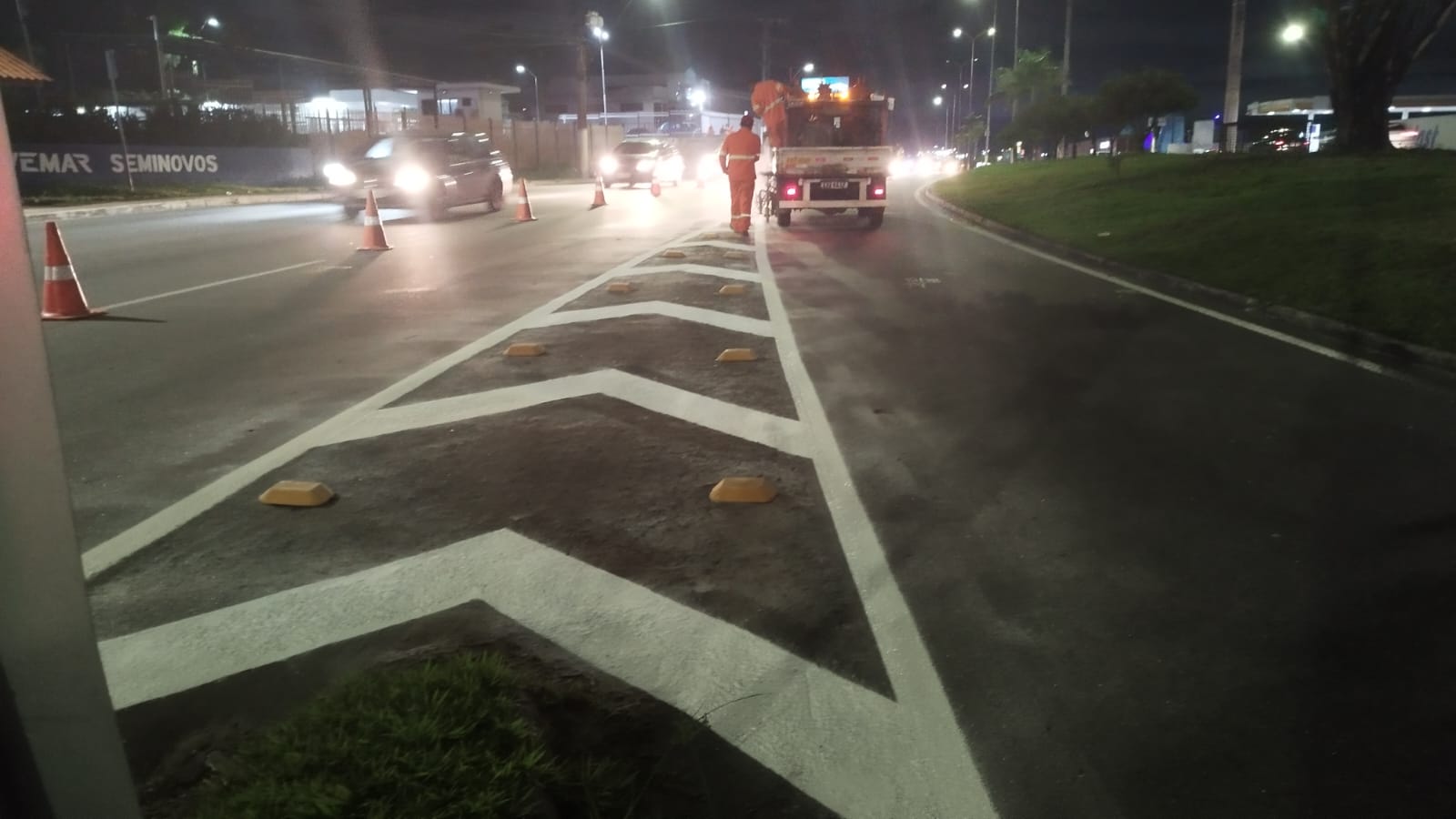 Prefeitura implanta dispositivo de sinalizacao viaria na avenida Torquato Tapajos