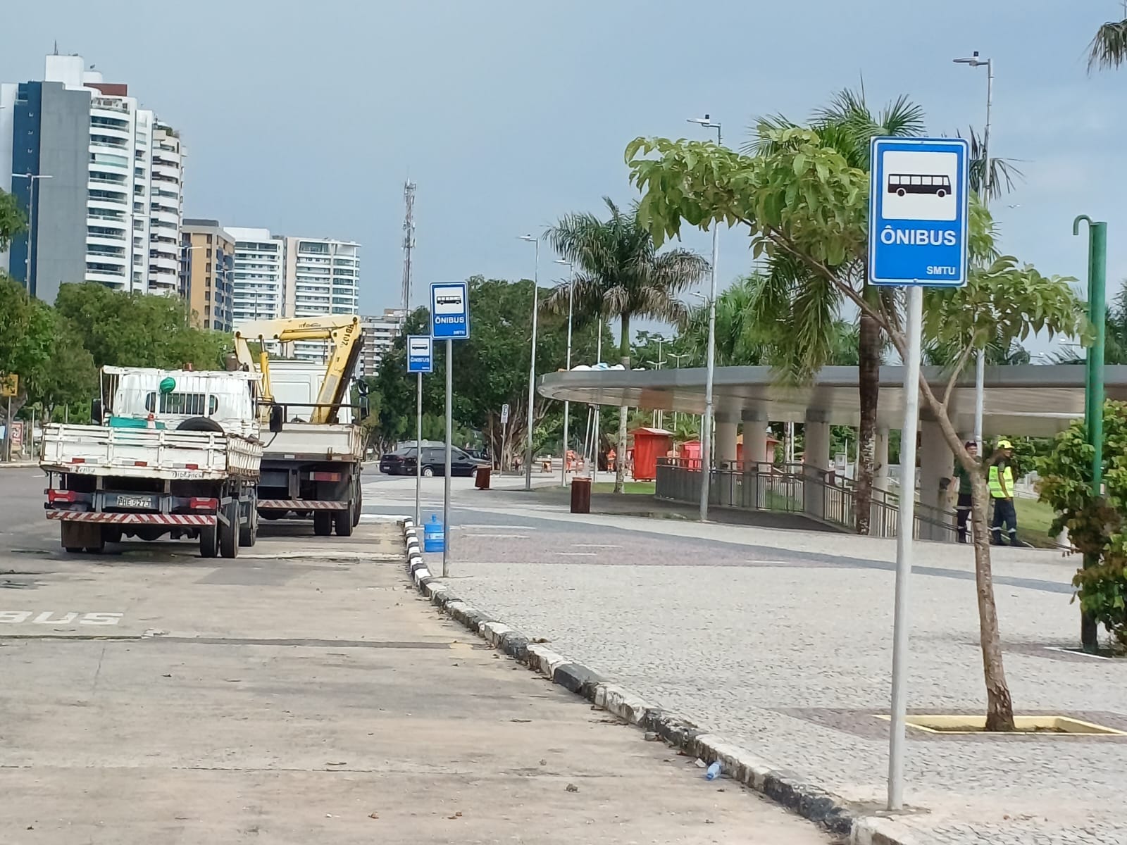 Prefeitura realiza reposicao de placas de paradas de onibus que foram furtadas na Ponta Negra