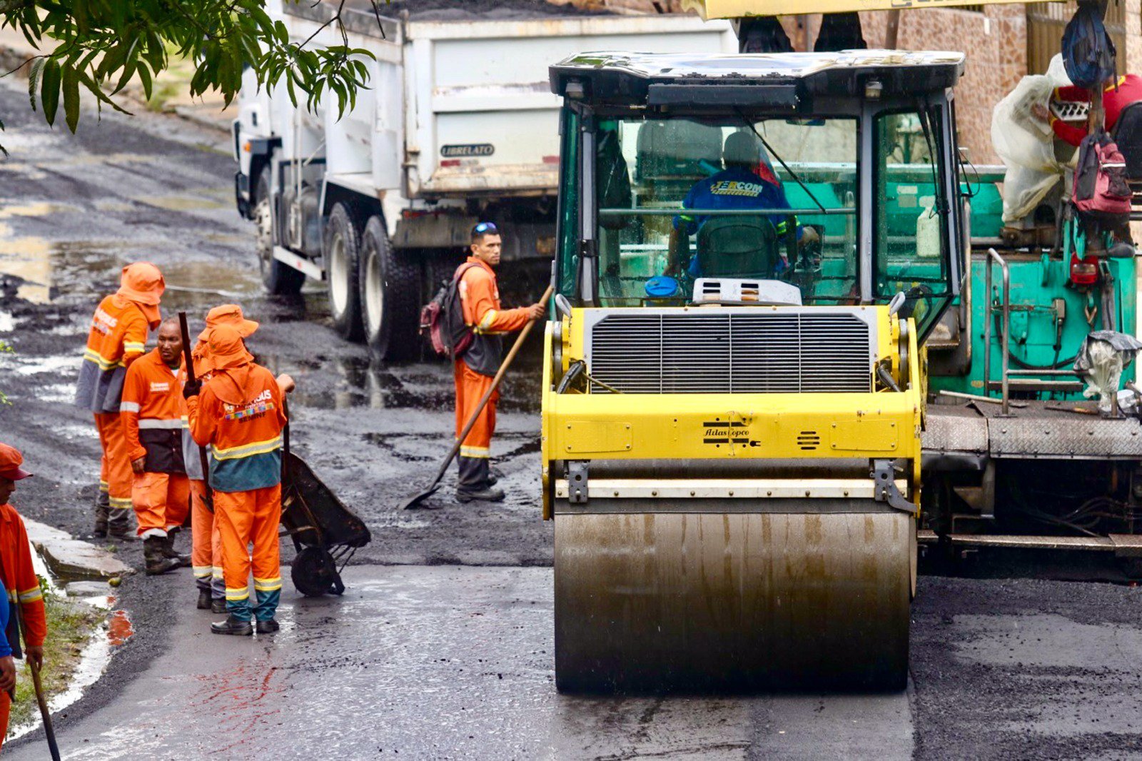 Programa E28098Asfalta Manaus da prefeitura intensifica o recapeamento de vias no bairro Planalto 3