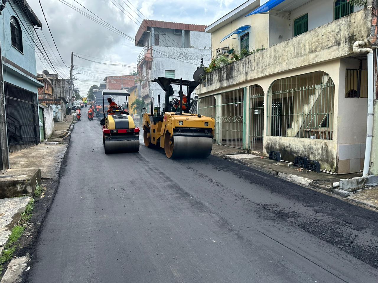 Programa E28098Asfalta Manaus da prefeitura recupera trecho de 600 metros no bairro Vila da Prata