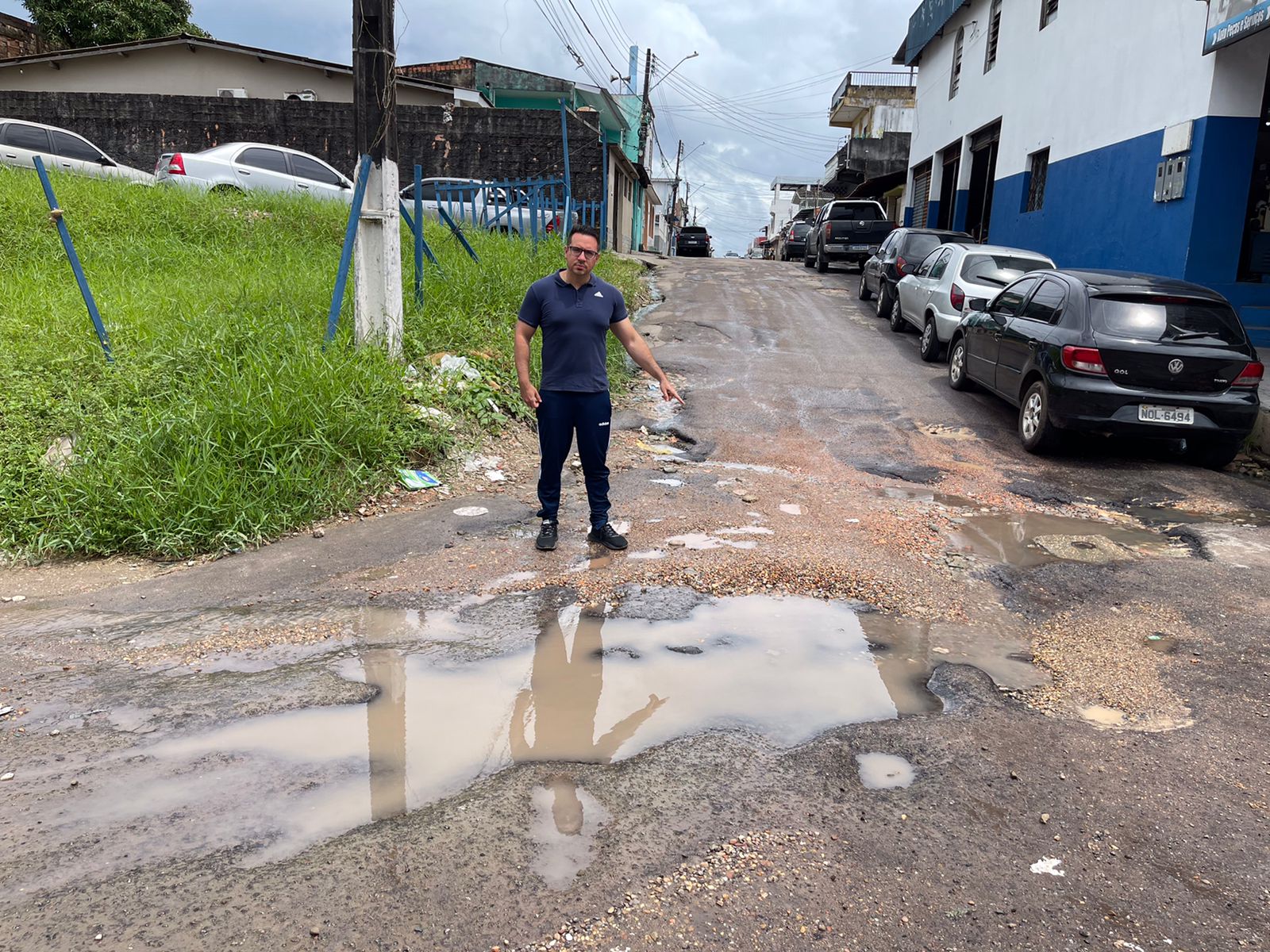 Vereador Rodrigo Guedes denuncia rua esburacada atras da sede da Prefeitura de Manaus