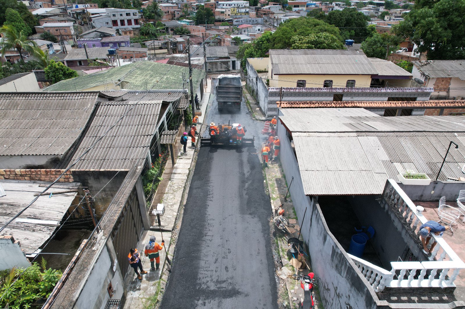 Prefeitura de Manaus aplica 630 toneladas de asfalto no conjunto Ajuricaba 3