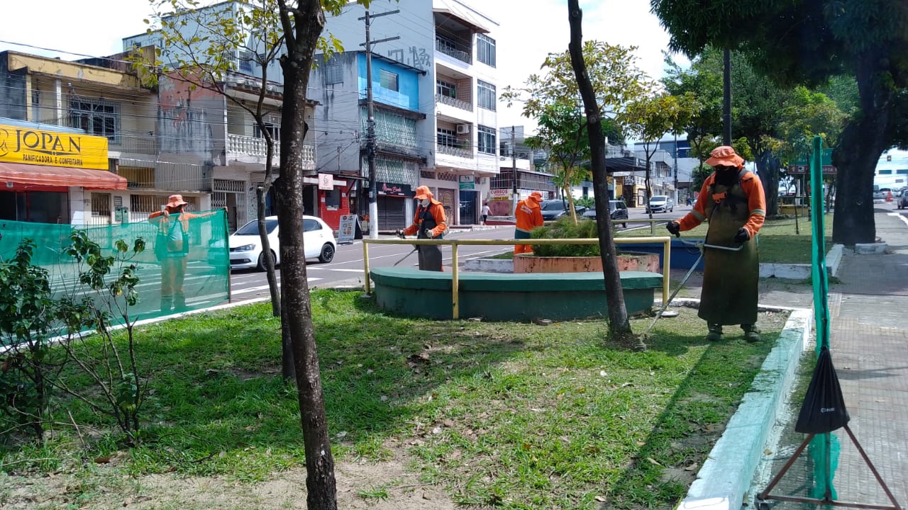 Prefeitura de Manaus realiza servico de limpeza na avenida Constantino Nery 3