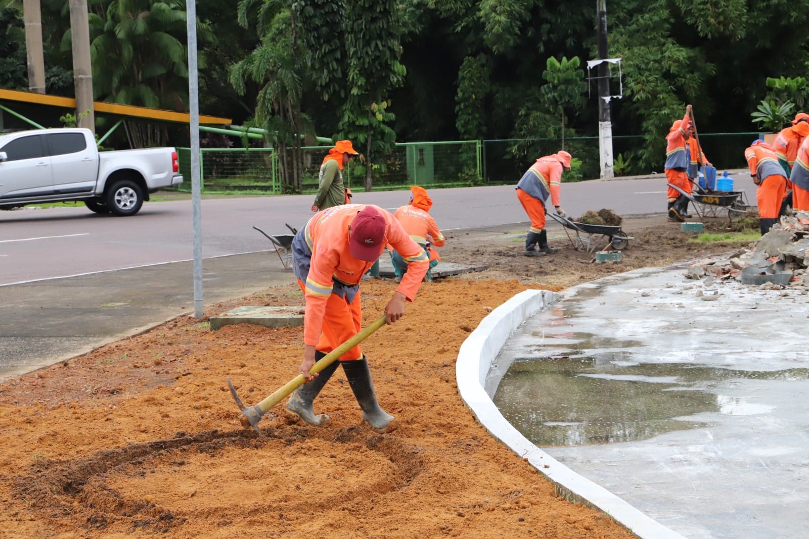 Prefeitura de Manaus realiza servico de paisagismo e jardinagem na bola do Mindu 3