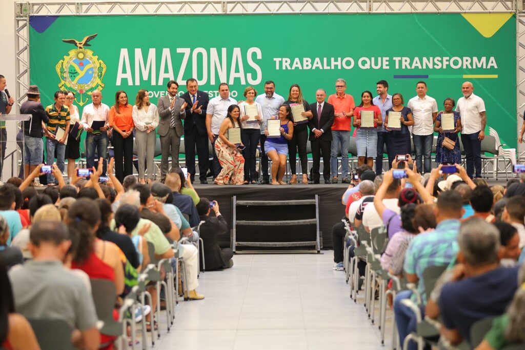 Wilson Lima entrega 355 titulos de imoveis e reassenta familias das comunidades da Sharp e Manaus 2000 Foto Diego Peres Secom 4 1024x682 1