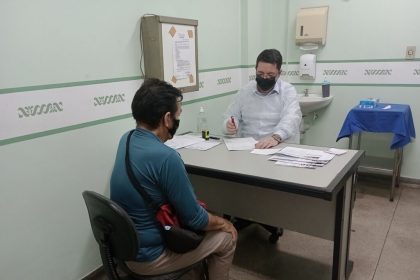 SES AM.01 Urologista Flavio Antunes realizando consulta em um paciente 1 1024x771 1