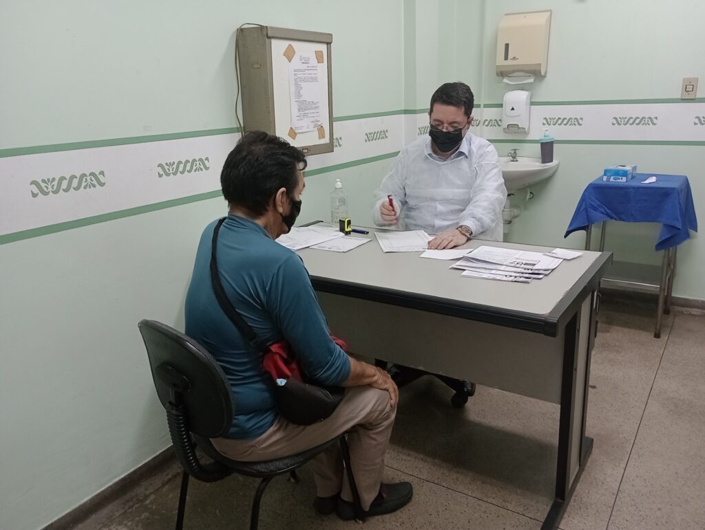 SES AM.01 Urologista Flavio Antunes realizando consulta em um paciente 1 1024x771 1