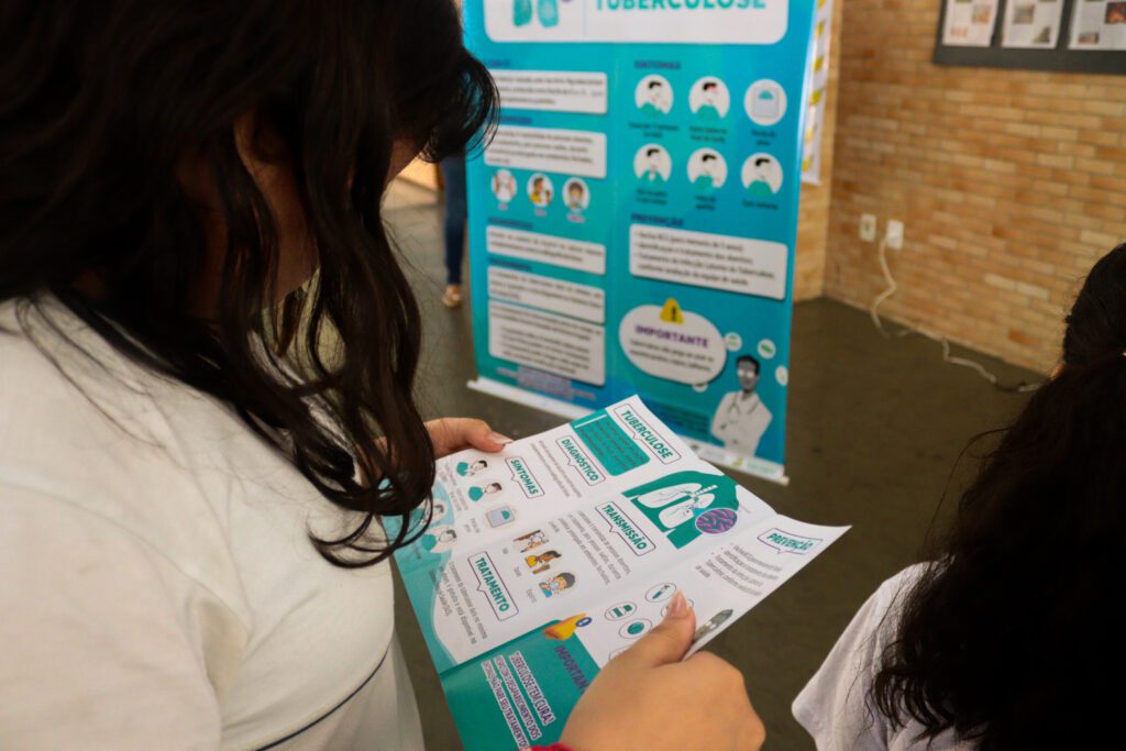Vigilância em Saúde do Amazonas avança nas estratégias de prevenção a doenças em 2023 7 FVS RCP Educacao em Saude Tuberculose FOTO Divulgacao SESC 2 1024x683 1