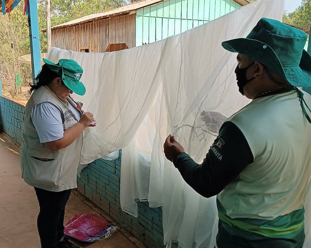 Vigilância em Saúde do Amazonas avança nas estratégias de prevenção a doenças em 2023 5 FVS RCP Estudo sobre impacto de mosquiteiros impregnados FOTO Divulgacao 2 1024x815 1
