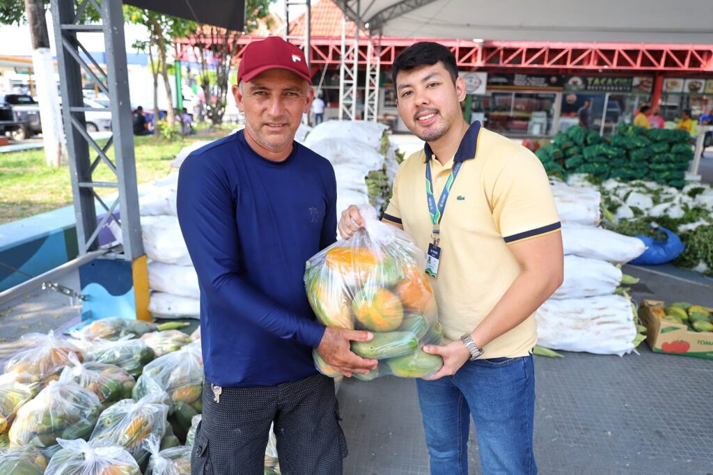 Foto Emerson Martins Sepror Agricultor familiar da zona rural de Manaus Marcos Roberto Magalhaes e o Coordenador do PAA no Amazonas Juliano Osawa 1024x682 1