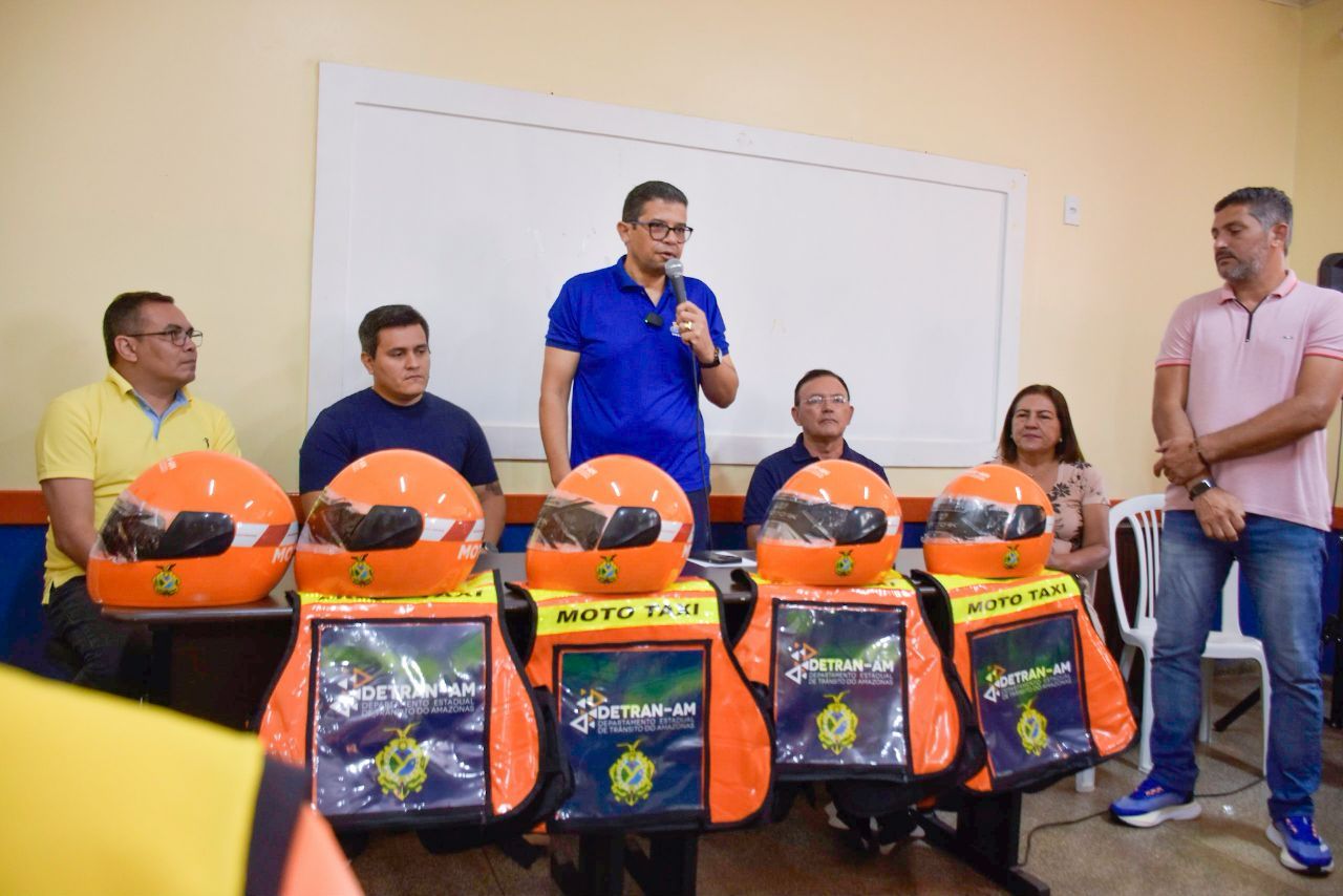 Apos mais de 12 horas na BR 319 deputado Joao Luiz faz entrega de kits protecao a mototaxistas de Humaita