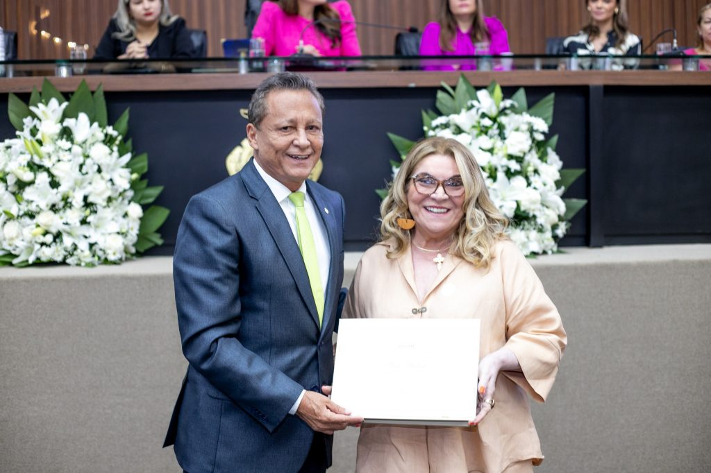 Adjuto Afonso entrega Diploma Mulher Cidada Amazonense a jornalista Maze Mourao 1024x682 Dh9ByE