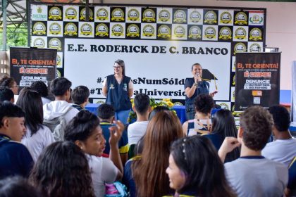 Deputado Joao Luiz leva palestra do Ei Te Orienta para alunos da zona Leste de Manaus ejQJ9Z