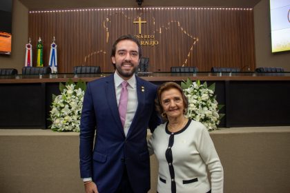 Deputado Thiago Abrahim homenageia Lizete Bouez com o diploma Mulher Cidada Amazonense EnrAfA