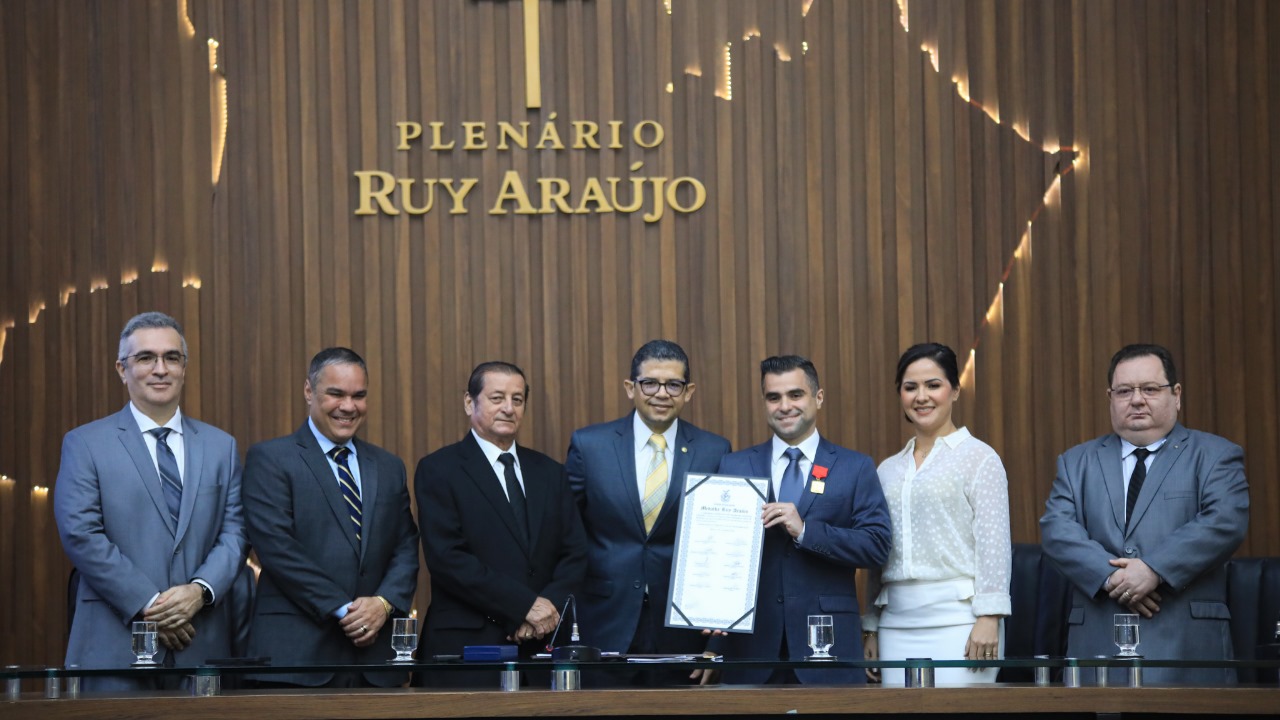 Auditor do TCE AM Jefferson Menezes recebe Medalha Ruy Araujo por iniciativa do deputado Joao Luiz Foto Hudson Fonseca j2B073