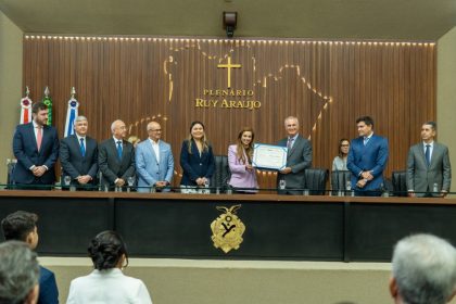 Debora Menezes entrega titulo de Cidadao do Amazonas ao empresario do comercio Natalino Maseiro 1024x648 rroc37