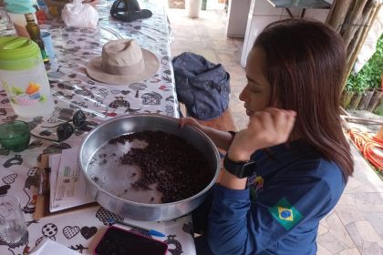 Idam Visita tecnica a cafeicultores da Vila de Lindoia Fotos Divulgacao 4 1024x768 pUCA51