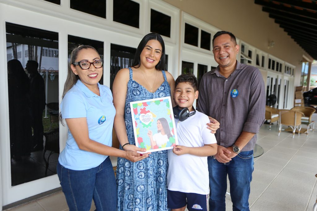 No Dia Mundial de Conscientizacao sobre o Autismo familia atipica reconhece lei da deputada Mayra Dias como apoio a causa Foto Aguilar Abecassis 1024x683 02fUKs
