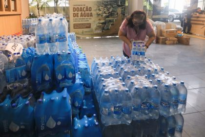 Campanha de arrecadacao de agua para populacao do RS segue ate terca feira na Aleam Foto Hudson Fonseca 4QUa8S