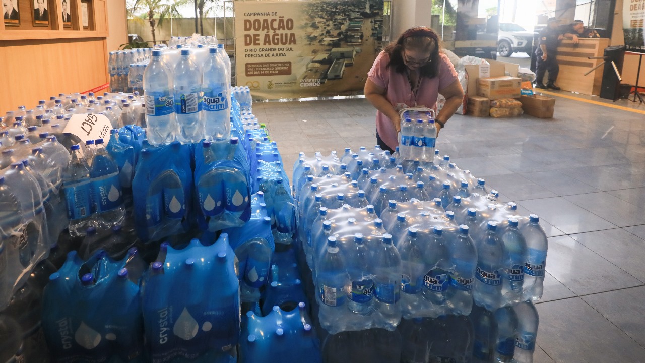 Campanha de arrecadacao de agua para populacao do RS segue ate terca feira na Aleam Foto Hudson Fonseca 4QUa8S