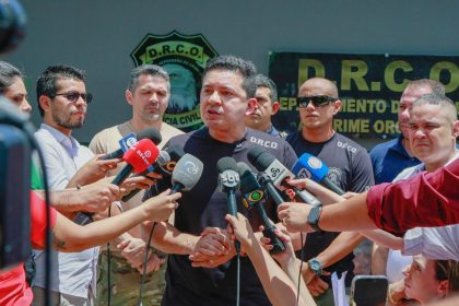 Delegado Pericles comemora acao das forcas de seguranca que apreenderam uma tonelada de drogas no Iranduba Foto Marcio James 1024x657 zW2gQ7