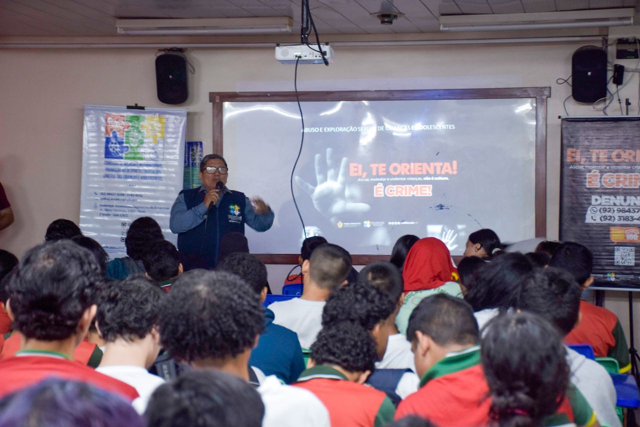 Deputado Joao Luiz leva super acao do E28098Ei Te Orienta para terminal rodoviario e escola estadual em Manaus Foto Mauro Smith F8cWCL