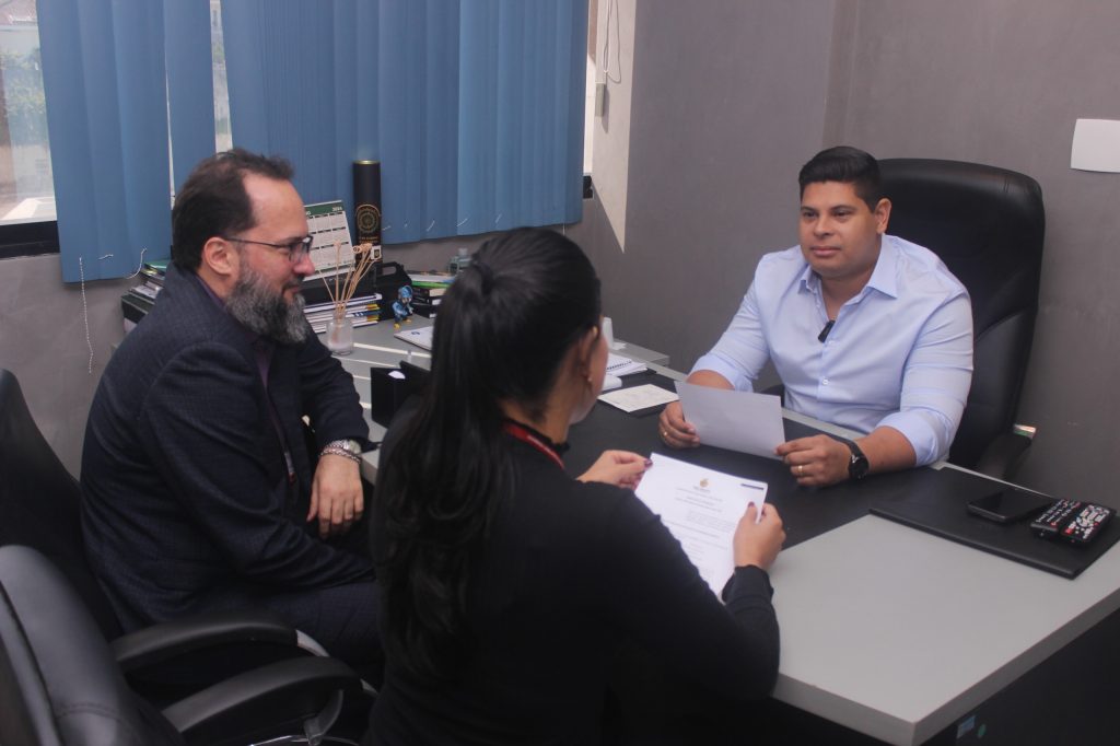 Deputado Mario Cesar Filho apresenta PL que garante ate dois acompanhantes aos PcDs nas unidades de saude do Amazonas Foto Leandro Cardoso 1024x682 dsQhvP