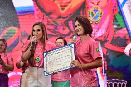 Michelle Bolsonaro recebe titulo de Cidada do Amazonas de Debora Menezes 1024x683 K0OU7i