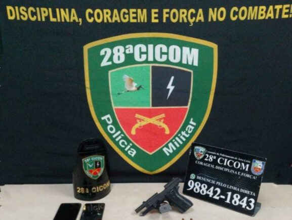 PMAM POLICIAIS DA 28a CICOM PRENDE 01 HOMEM COM ARMA DE FOGO E DINHEIRO APOS TROCA DE TIROS FOTO DIVULGACAO PMAM 577x435 hb3ypz