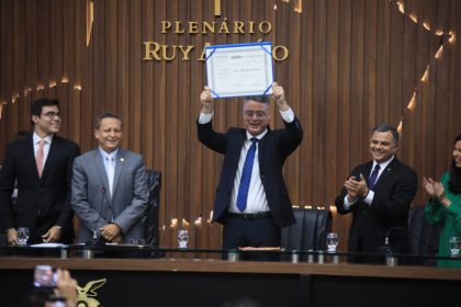 Promotor do MPAM Igor Starling recebe Titulo de Cidadao do Amazonas em propositura do deputado presidente Roberto Cidade 1024x683 3i3HzK