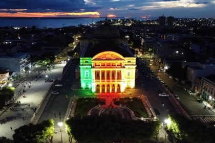 Teatro Amazonas recebe iluminacao com as cores da bandeira do Rio Grande do Sul Fotos Anderson Silva Secom 6 1024x576 EHl7V4