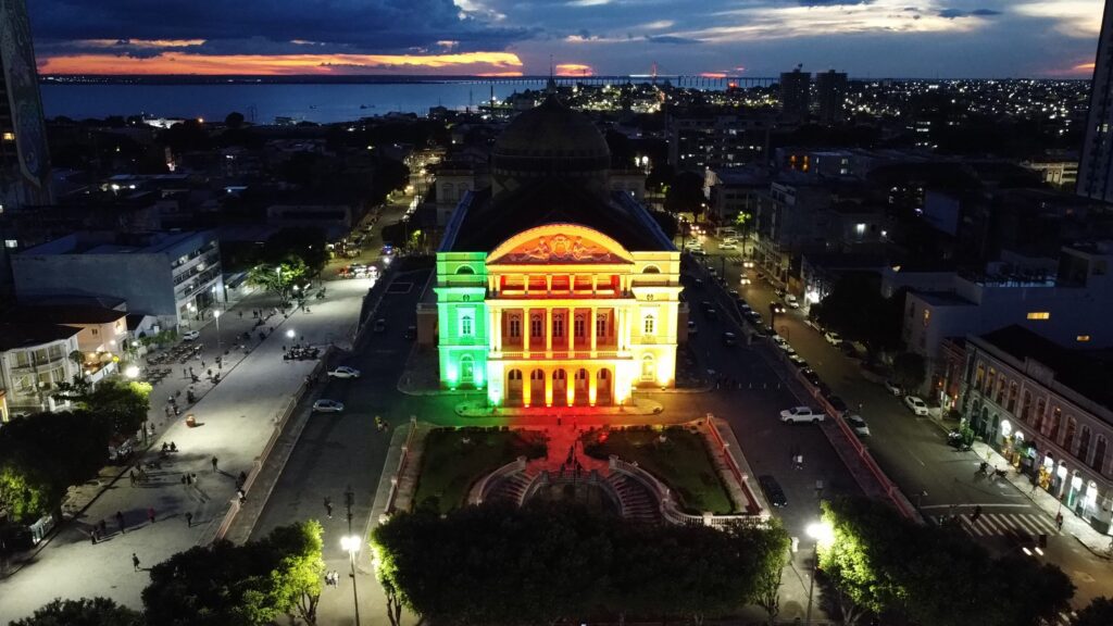 Teatro Amazonas recebe iluminacao com as cores da bandeira do Rio Grande do Sul Fotos Anderson Silva Secom 6 1024x576 EHl7V4