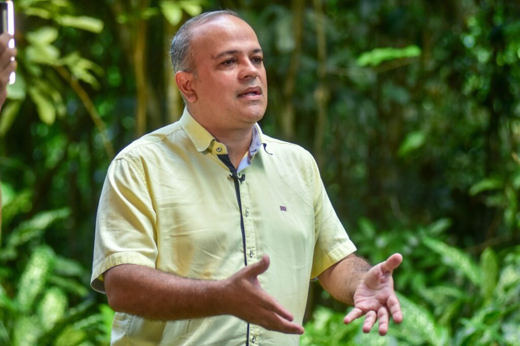 A historica competicao folclorica dos bois bumbas Caprichoso e Garantido Caprichoso Garantido doutor em Sociedade e Cultura na Amazonia Allan Rodrigues Foto Mauro Neto Secom 1 1 1024x682 1