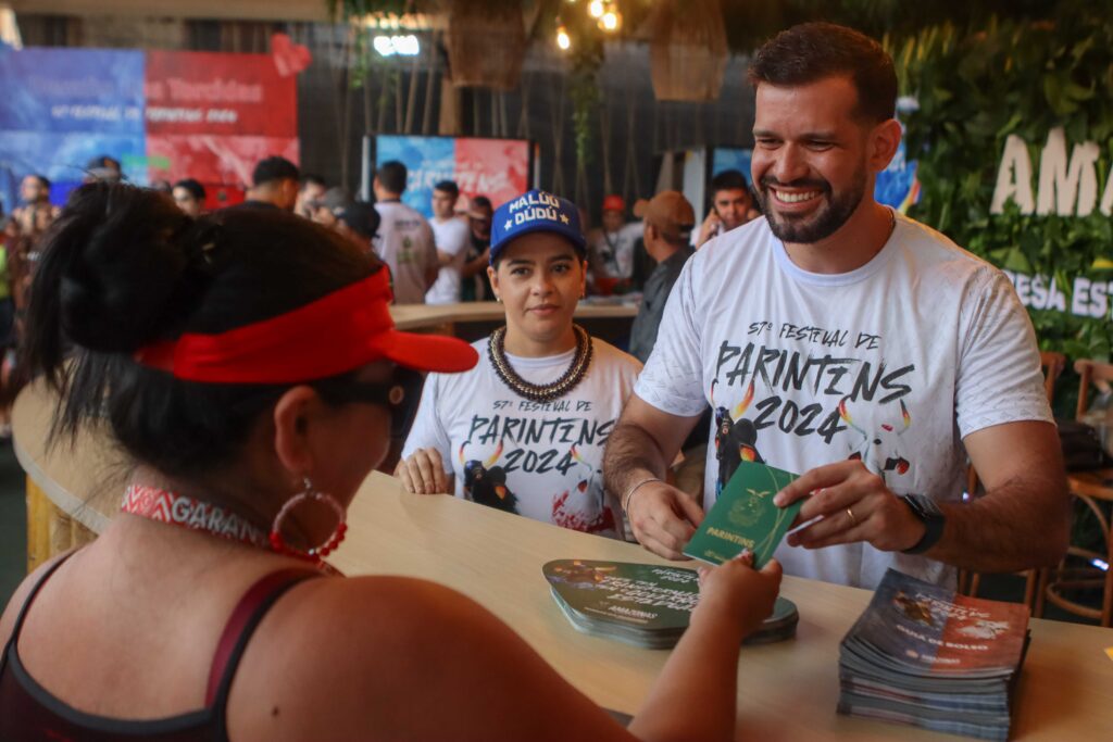 AMAZONASTUR Entrega Passaporte Parintins 2024 Na foto Priscila Leao 1024x683 1