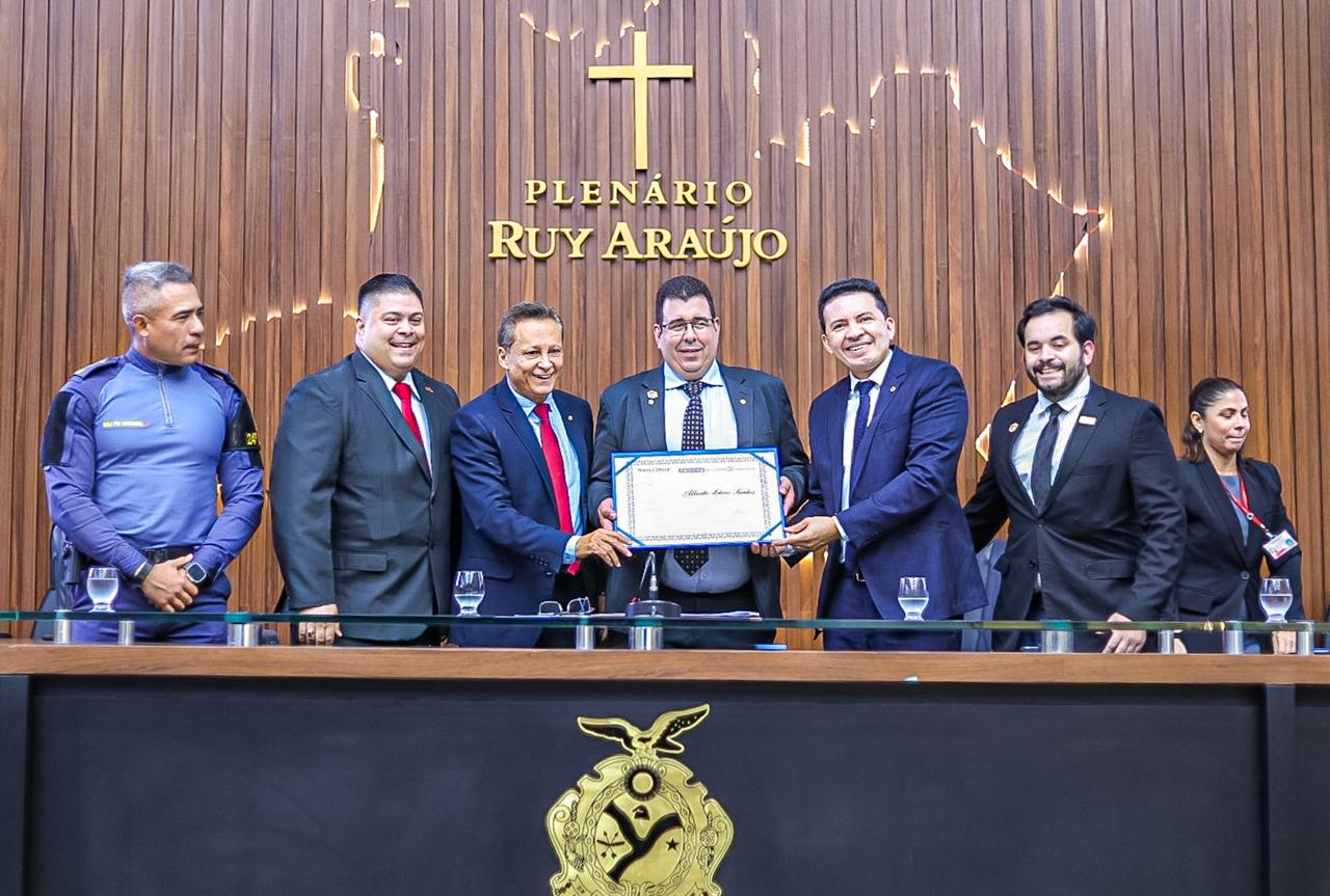 Com propositura de Delegado Pericles empresario Alberto Lucio Santos recebe Titulo de Cidadao do Amazonas na Aleam Foto Marcio James BPC8Xu