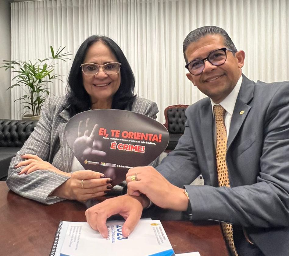 Deputado Joao Luiz apresenta a campanha Ei Te Orienta para senadora Damares Alves em Brasilia 6JavIH