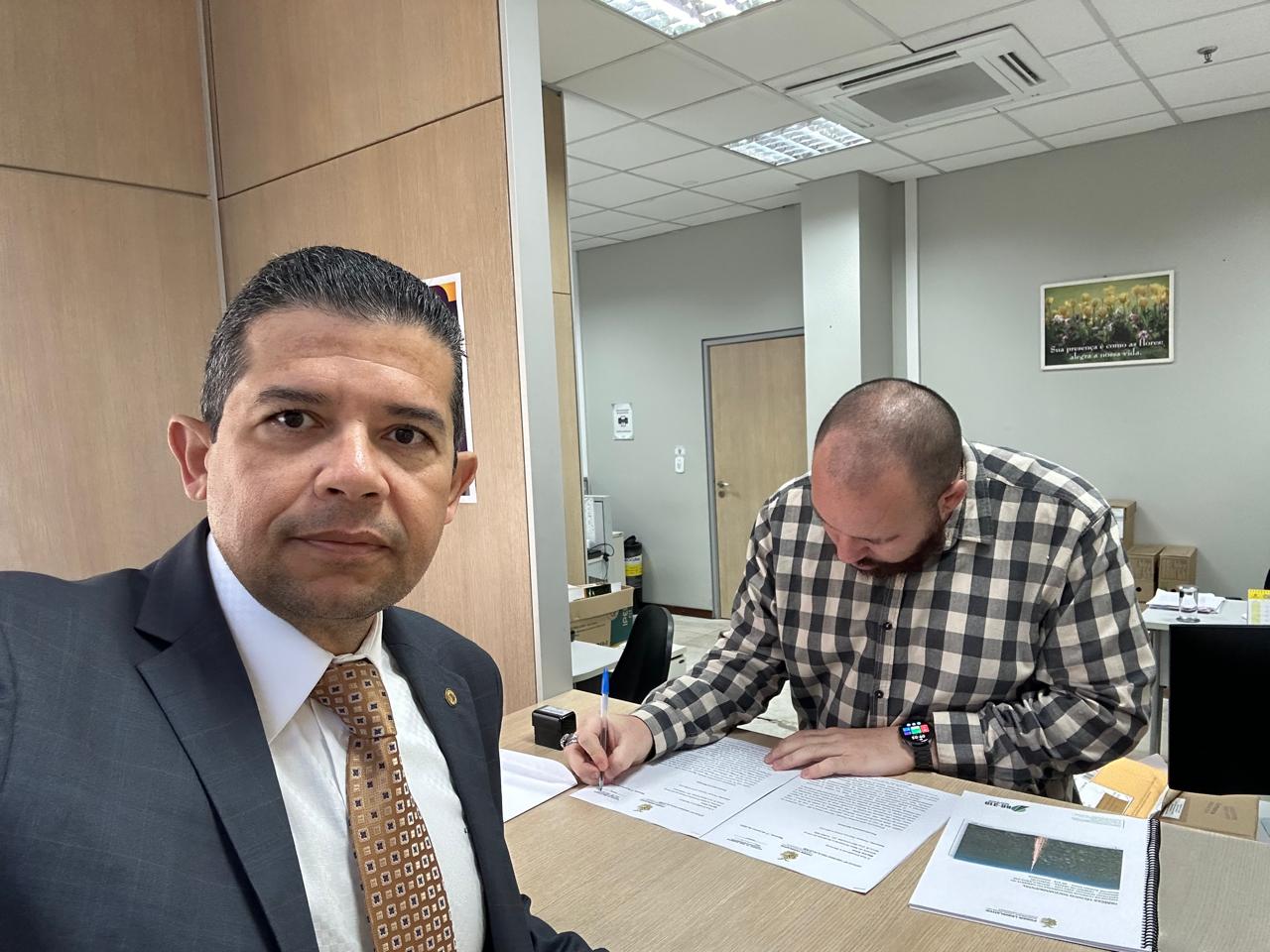 Deputado Joao Luiz entrega parecer tecnico e ambiental da repavimentacao da BR 319 no Ministerio do Meio Ambiente em Brasilia EJ1TK3