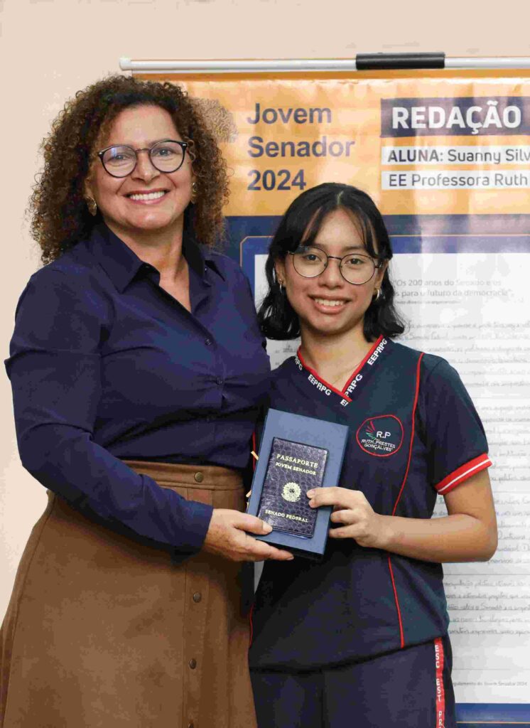 Educacao Secretaria Edilene e aluna Suanny Foto Euzivaldo Queiroz 746x1024 1