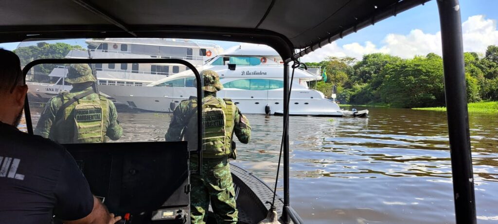 PMAM OPERAC807 A771 O PARINTINS POLICIAMENTO FLUVIAL FOTO DIVULGAC807 A771 O 1 1024x462 1