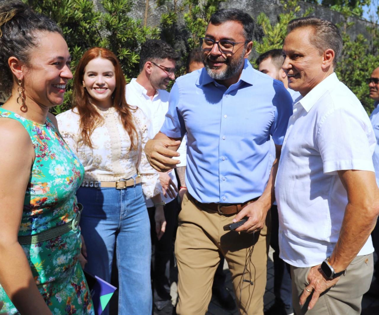 Adjuto Afonso prestigia acao do governo que reassenta 178 familias das comunidades Sharp e Manaus 2000 pelo Prosamin Foto Ney Xavier pAaXZM